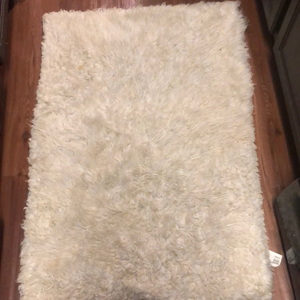 White with gold detail rug